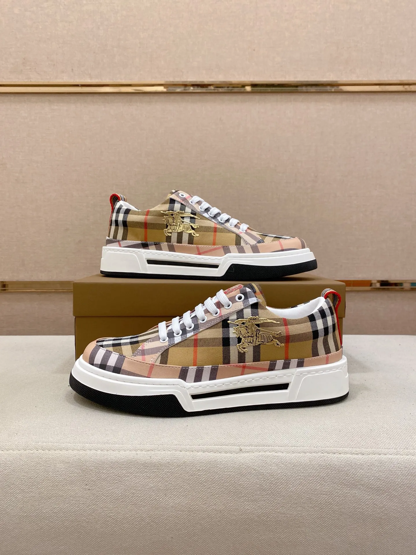Men's shoes 💰: 420💰🇮🇹🇮🇹BURBERRY's top purchasing agents are available simultaneously at the counter. 🔍🔍On sale at the same time. Positive code number: 38-44 Italian imported first-layer cowhide with fabric. Fully imported sheepskin lining, sole: the original sole is specially provided by the original factory, the exclusive movable molded sole is super comfortable, the original factory follows the order, 🔍🔍high quality, you can go in and out of the counter at will, welcome to compare. Can be customized. 45 non-refundable